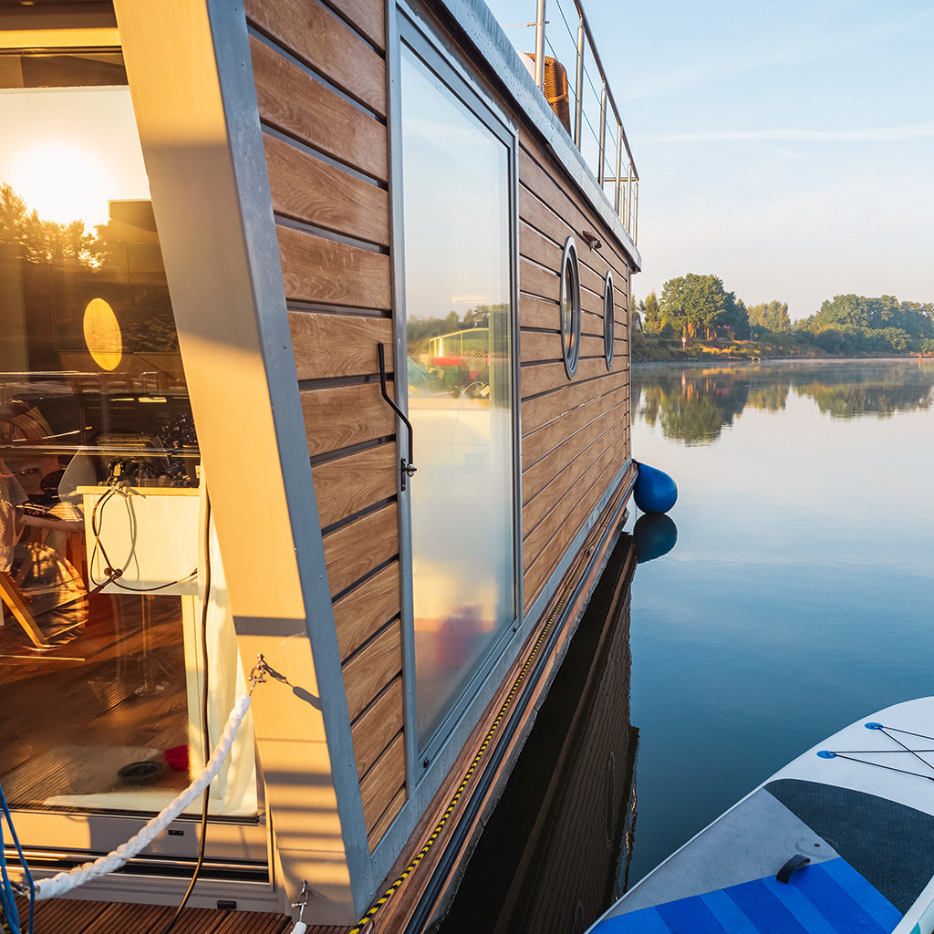 Can the Mobile Homes Act 1983 apply to an agreement for the mooring of a houseboat?
